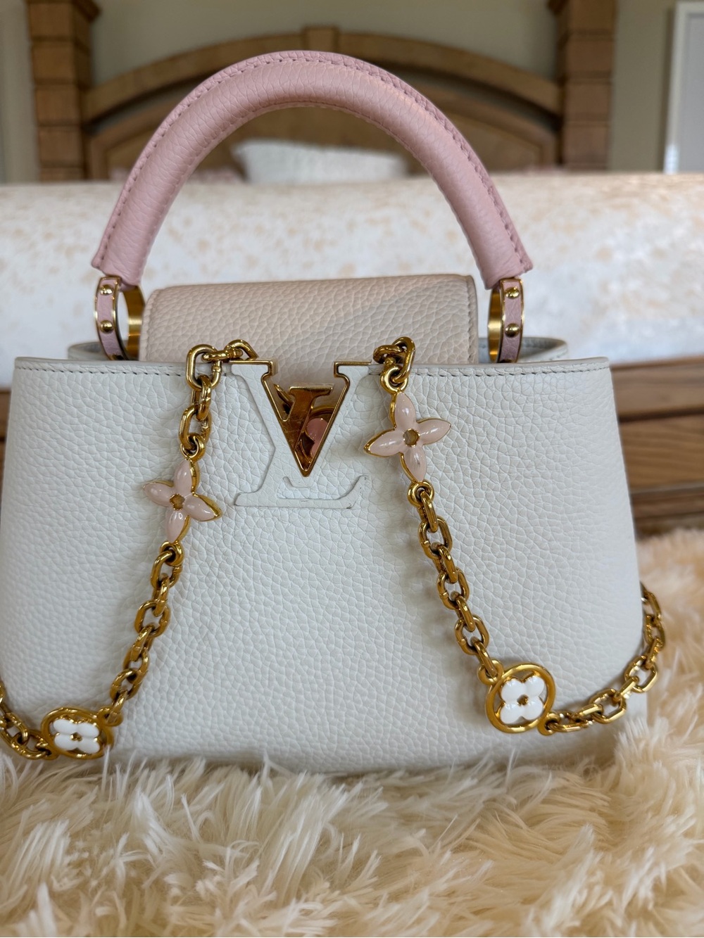 Louis Vuitton White and Pink Capucines Crossbody Bag with Gold Hardware - Picture 11 of 13